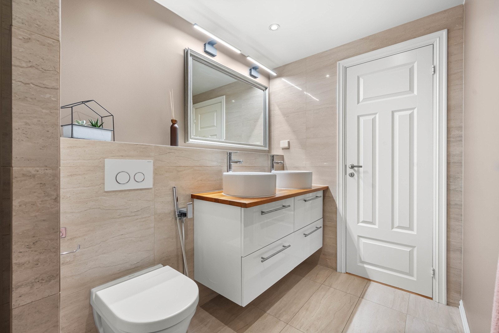 Vannrør av typen rør-i-rør og kobber. Avløpsrør av jern/soil fra byggeår med rørfornying 2016 i regi av sameiet. Det er foretatt hulltaking og utført fuktmåling uten forhøyede verdier Galleribilde