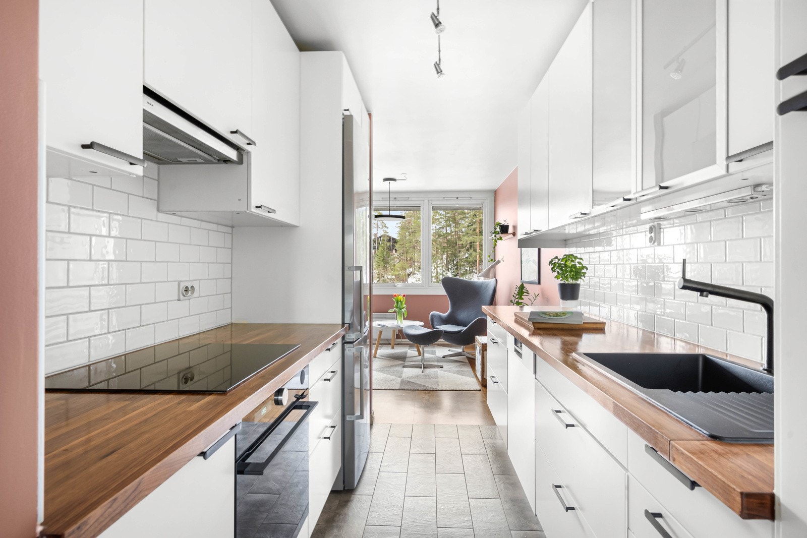 Praktisk og stilrent kjøkken fra 2013. Kjøkkenet er senere oppgradert med ny benkeplate, oppvaskkum, stekeovn og platetopp fra 2021 Galleribilde