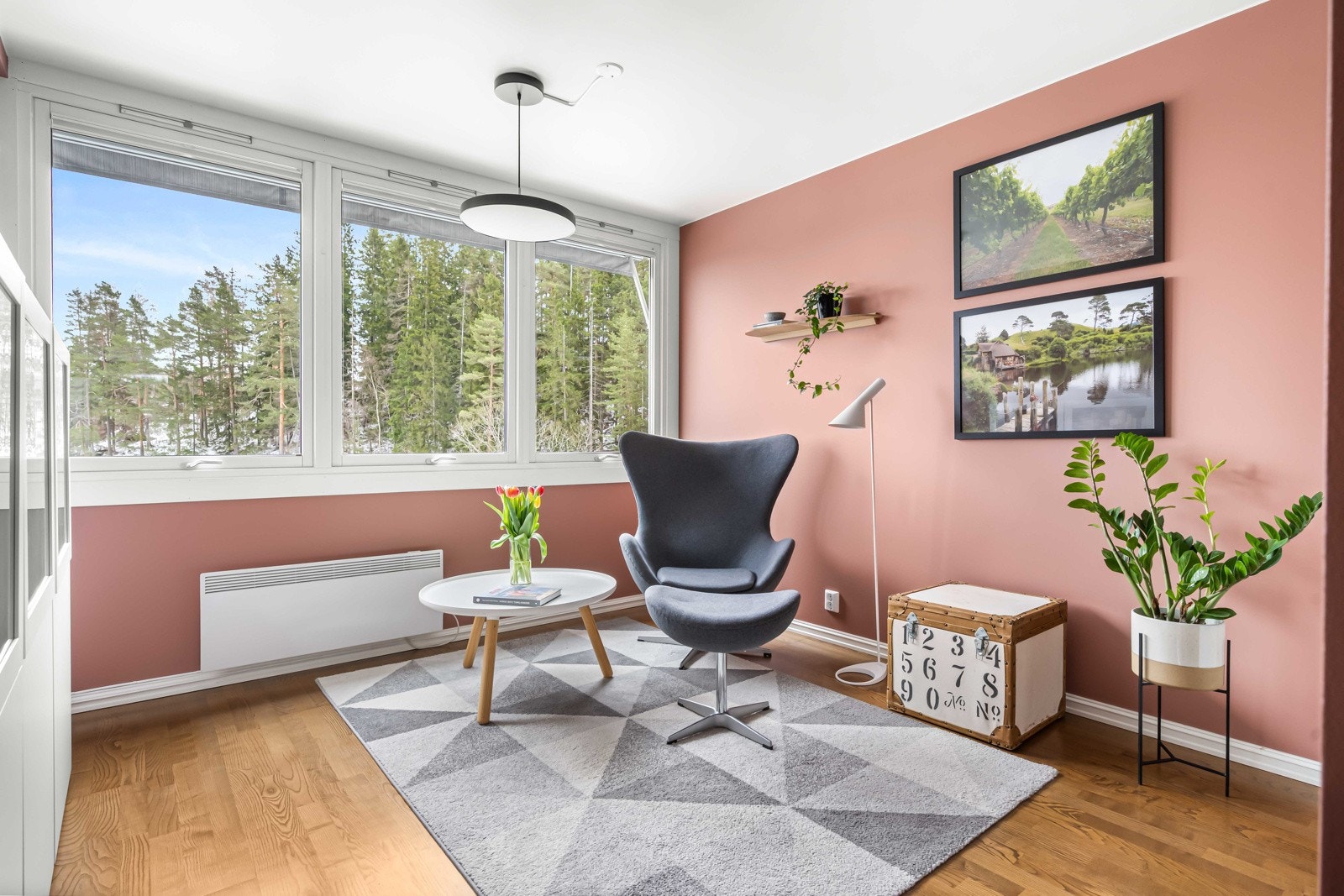 I tilknytning til kjøkkenet er det også plass til å innrede med spisestue ved vindu, alternativt en ekstra stue Galleribilde