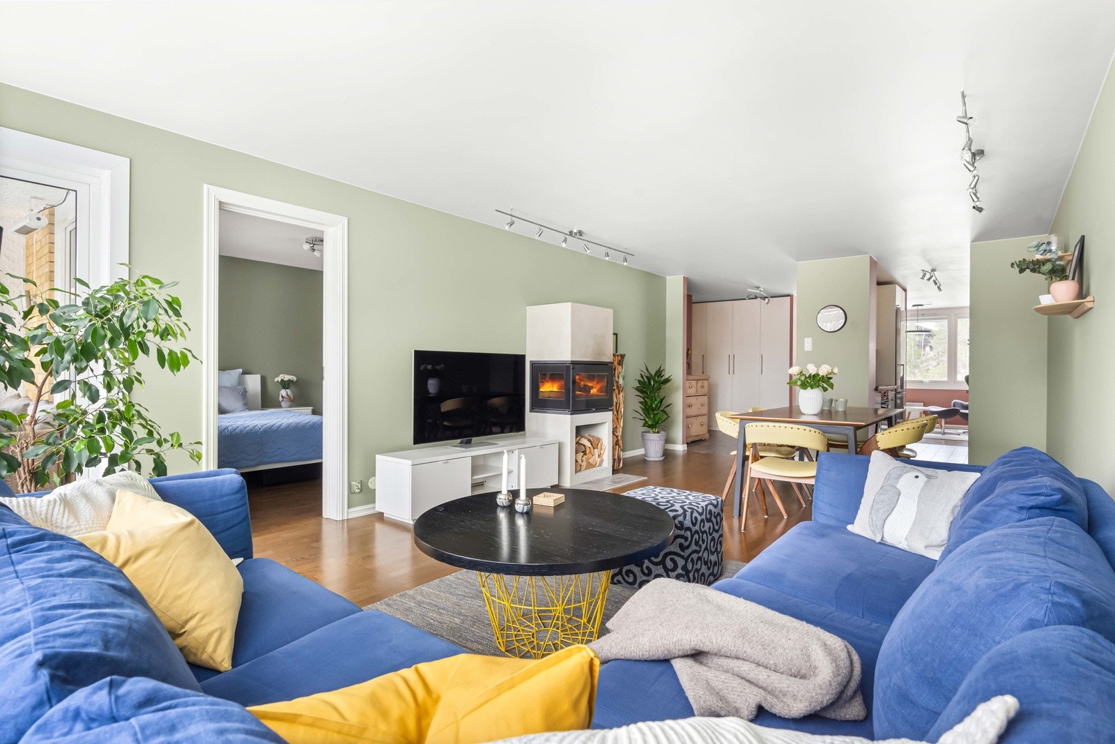 Leiligheten har en god atmosfære og ble malt i moderne og behagelige farger i 2022/2023 Galleribilde