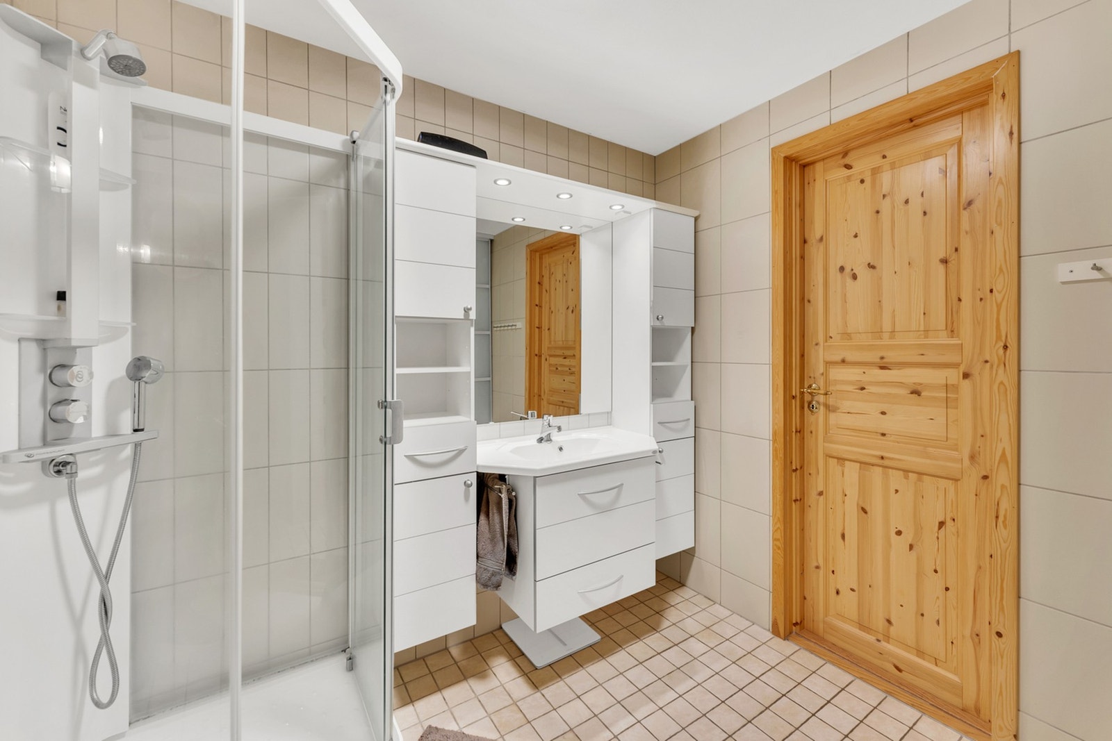 Badet er pusset opp i 2006 iflg. selger. Borettslaget har også nylig gjennomgått rørfornying. Galleribilde