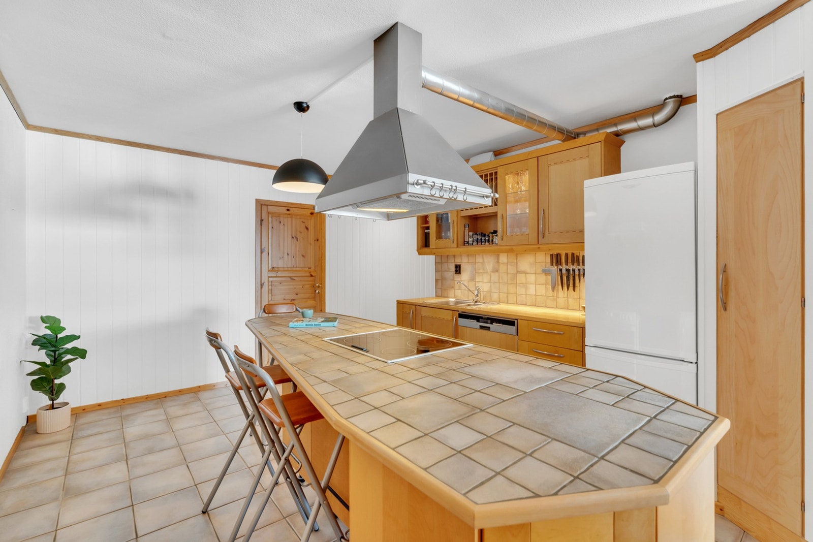 Pent kjøkken med håndlaget benkeplate. Integrert stekeovn, platetopp og oppvaskmaskin som medfølger salget! Galleribilde