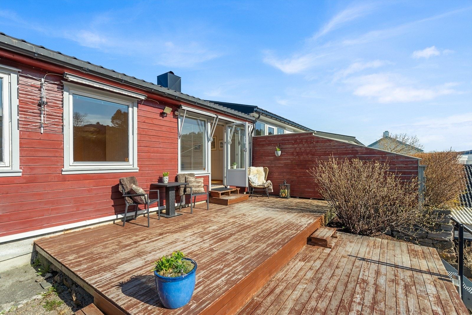 Solrik og lun terrasse mot syd Galleribilde