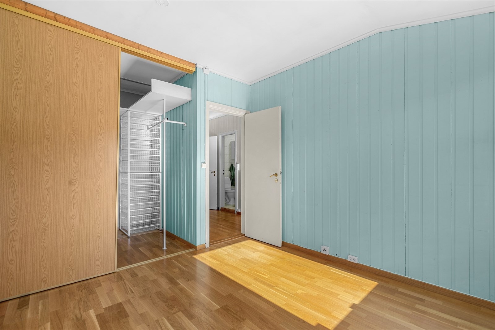 Soverom 1 m/walk-in closet Galleribilde