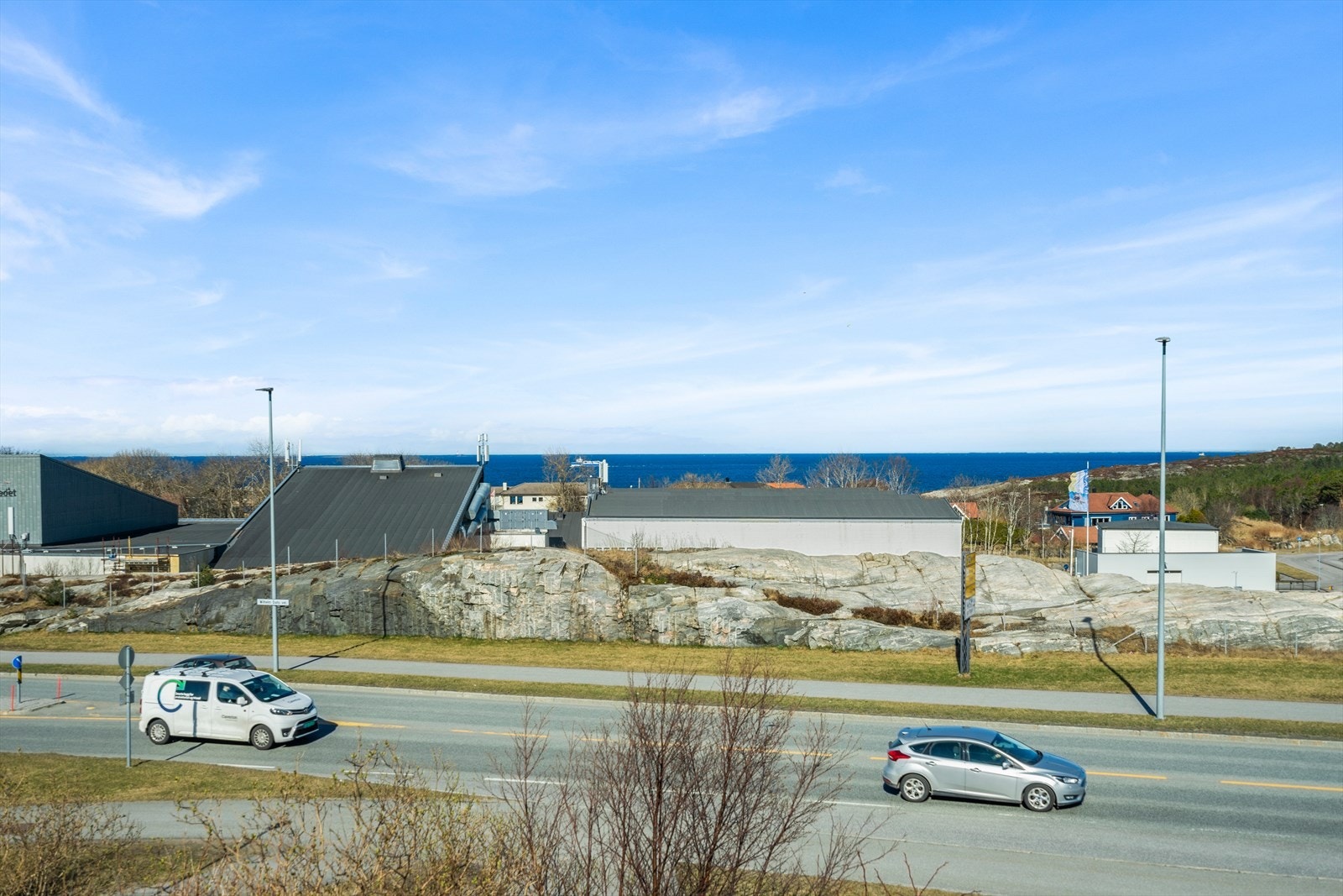 Flott utsikt mot havet fra stue og kjøkken Galleribilde