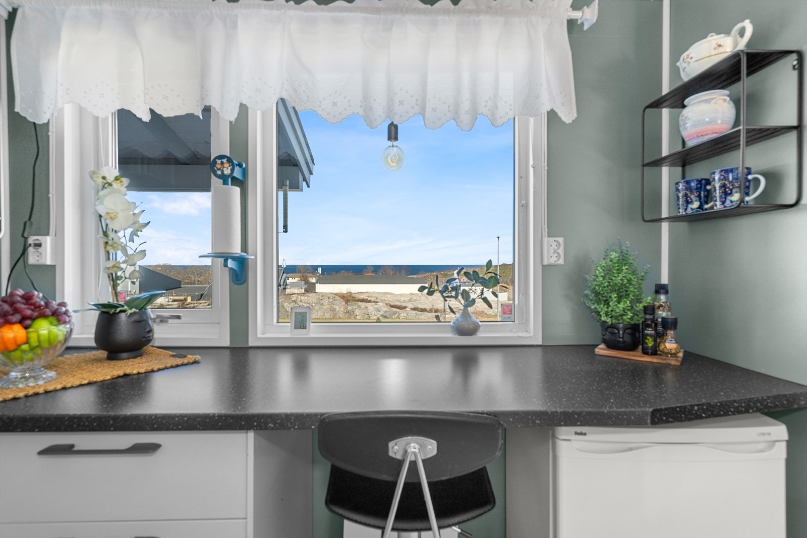 Kjøkken med utsikt mot havet Galleribilde