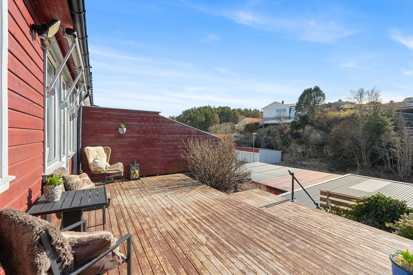 Terrasse med trapp ned til garasjen Galleribilde