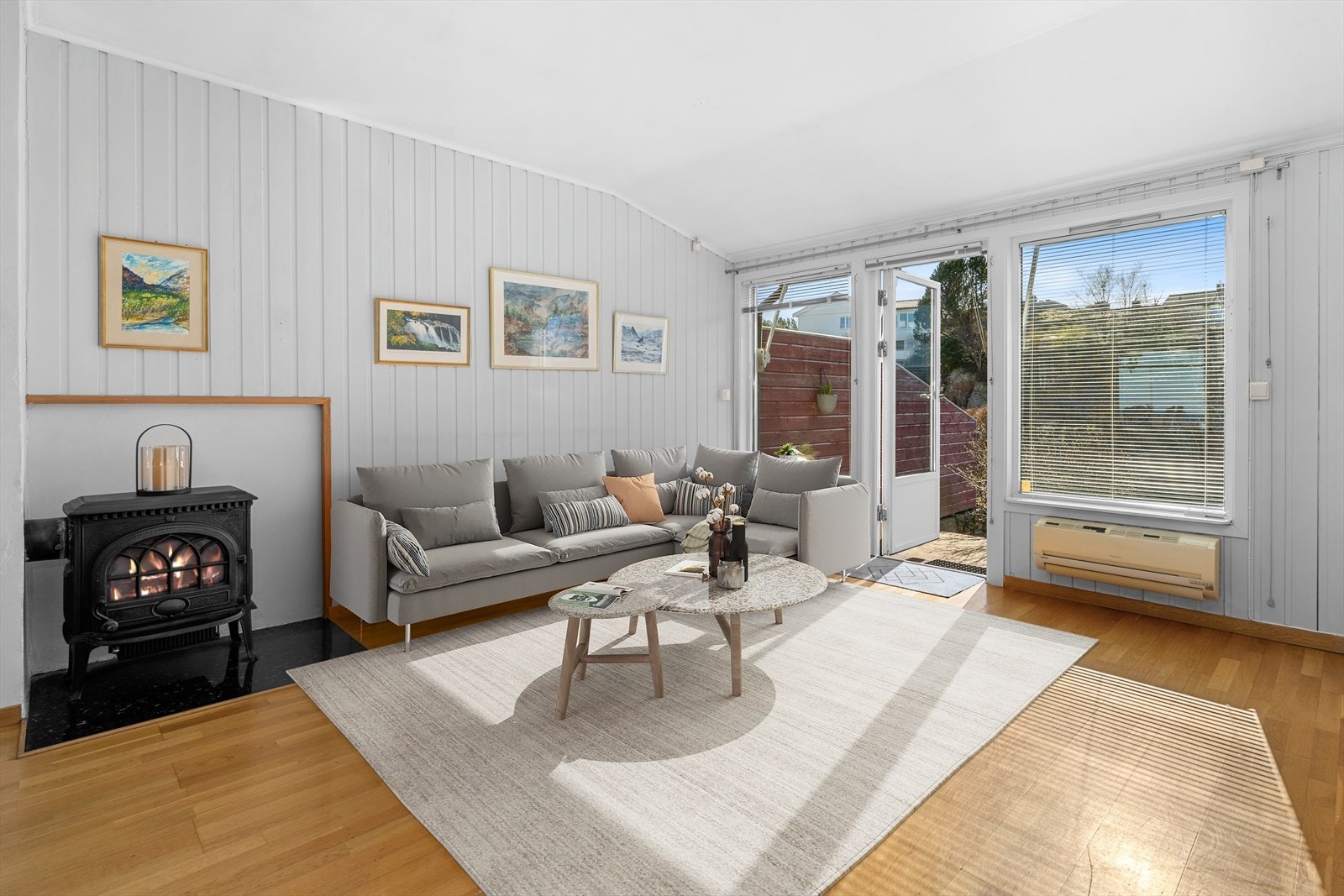 Stue(Illustrasjon) med utgang til terrasse Galleribilde