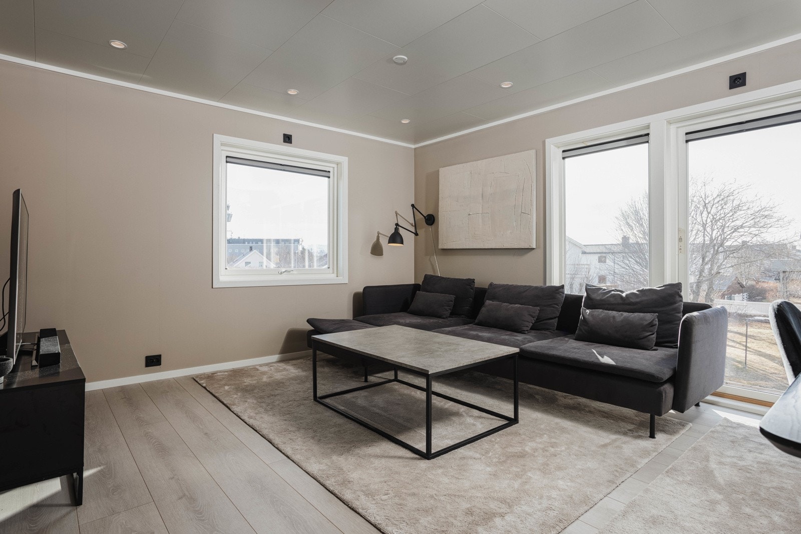 Stuen har store vindusflater som slipper inn rikelig med dags-og sollys. Stuen er lystig med god plass til møblement. Galleribilde