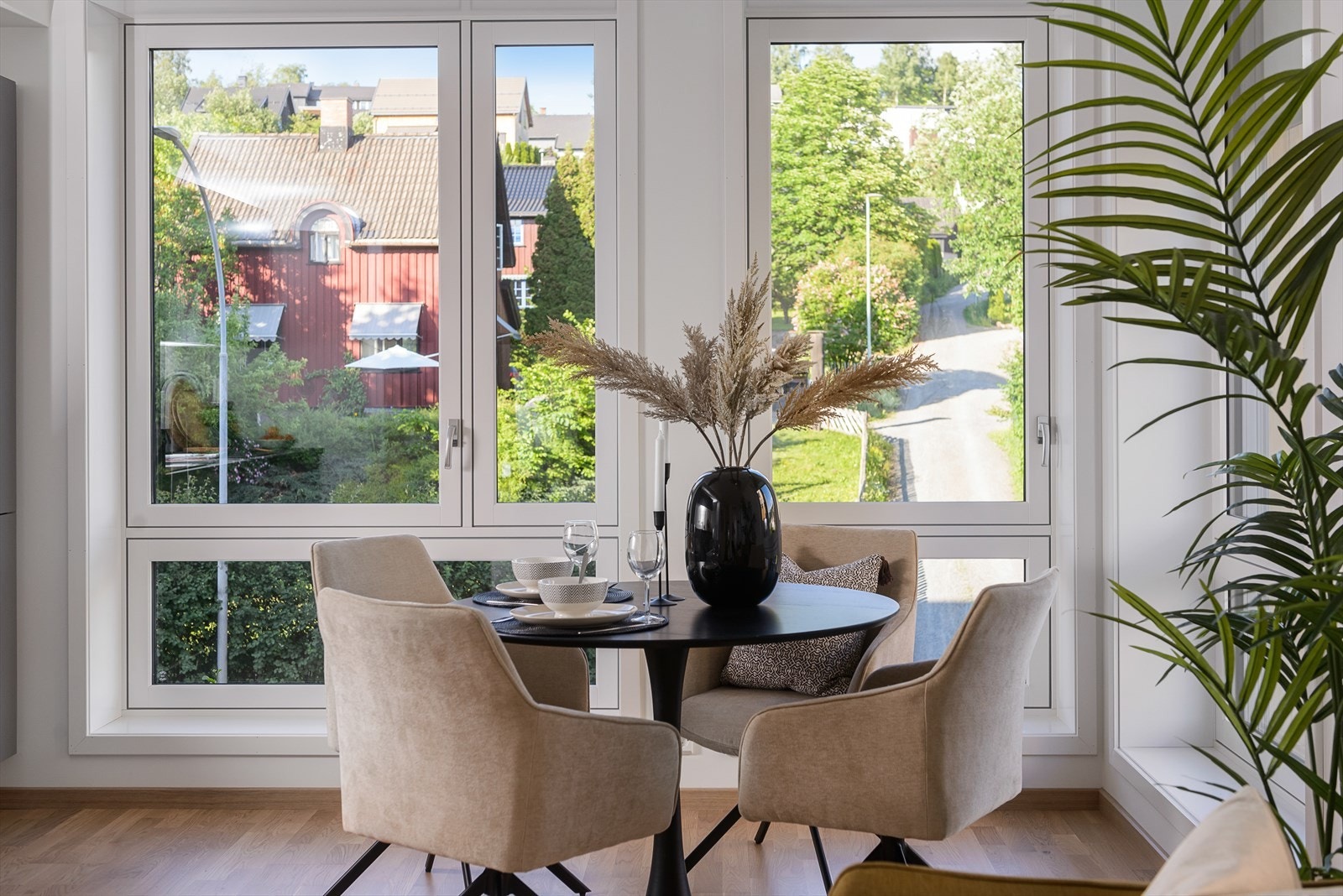 Plass for spisemøblement i lyse og luftige omgivelser. Galleribilde