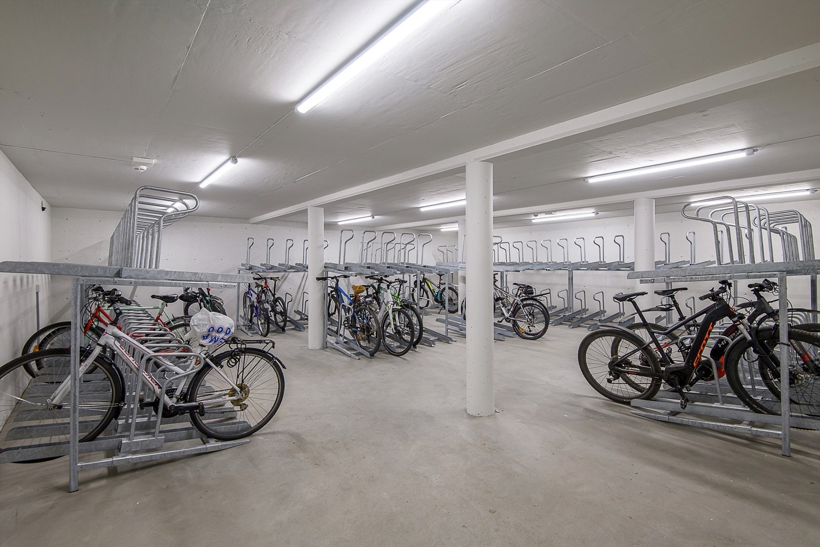 Felles sykkelparkering og smørebod for ski/sykkelverksted for sameie finnes i underetasjen av Fagstadløkken bensinstasjon. Galleribilde