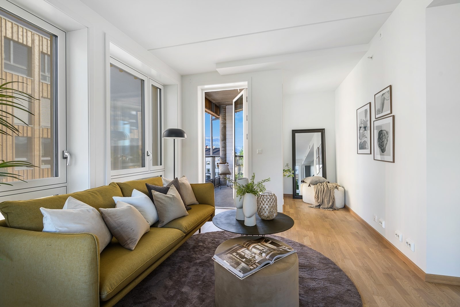 Leiligheten er nyoppført og holder en gjennomgående moderne standard. Det er vannbåren varme i alle gulv med egne soner på hvert rom. Galleribilde