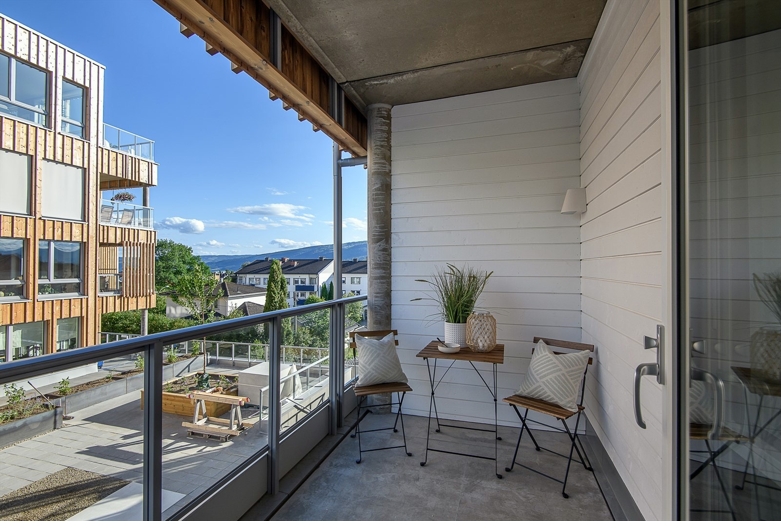 Fin utsikt mot sørvest. Da balkongen er overbygget og har tette sidevegger, kan man nyte utesesongen til langt ut på året. Galleribilde