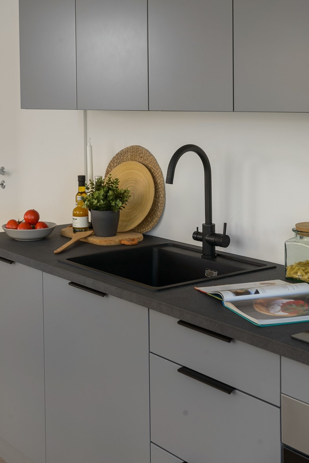 Tidsriktige farger og materialvalg på det stilrene kjøkkenet fra HTH. Galleribilde