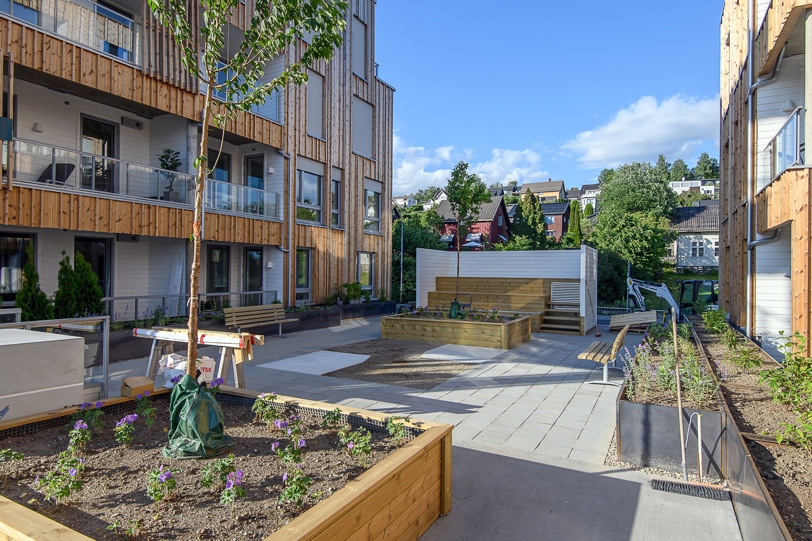 Mellom de to byggene er det etablert et bytorg som kan benyttes av beboerne. Bytorget er utformet med sitteplasser, beplantning og har enkel adkomst både fra øst og vest. Galleribilde