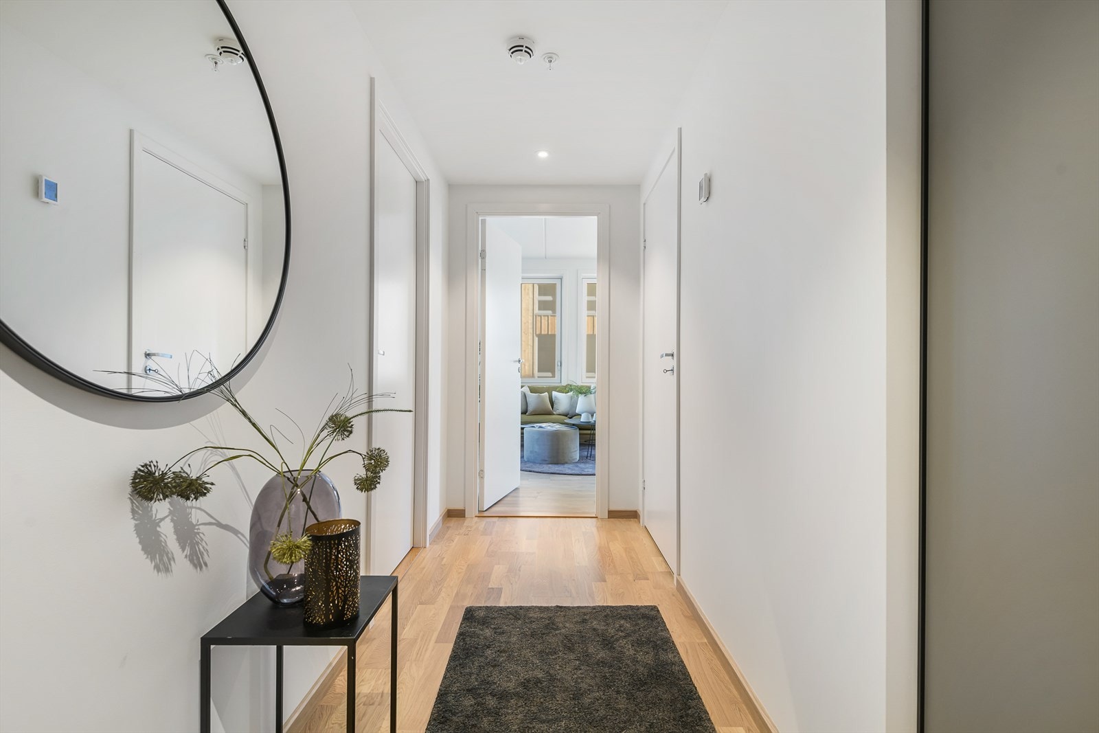 Velkommen inn! Vel inne blir man møtt av en lys og romslig gang. Galleribilde