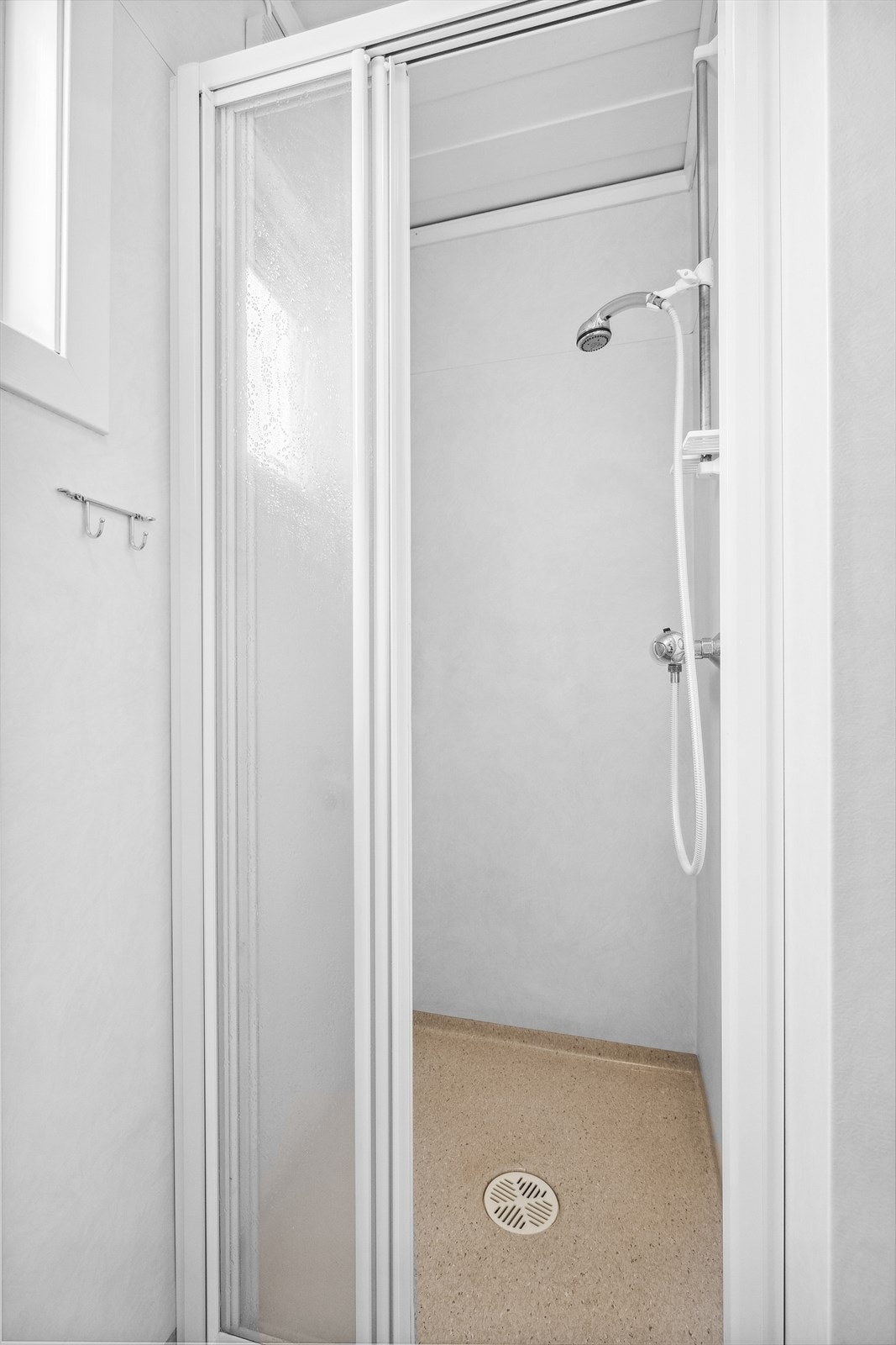 Badet er utstyrt med servant, vegghengt toalett og dusjnisje med vegger i akrylglass. Galleribilde