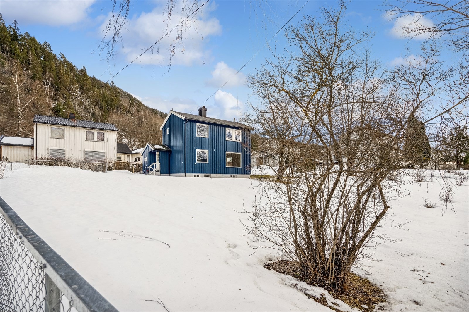 Tomten byr på rikelig med boltreplass for små og store. Galleribilde