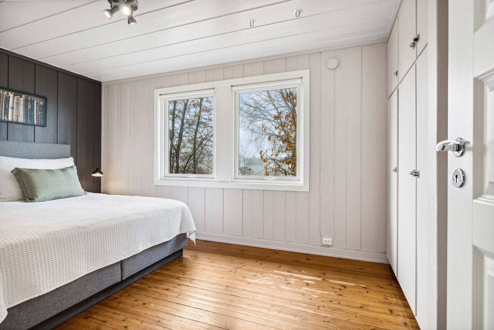 Her er det god plass til dobbeltseng og tilhørende nattbord. Det er praktiske, innebygde garderobeskap som gir godt med lagringsplass. Galleribilde