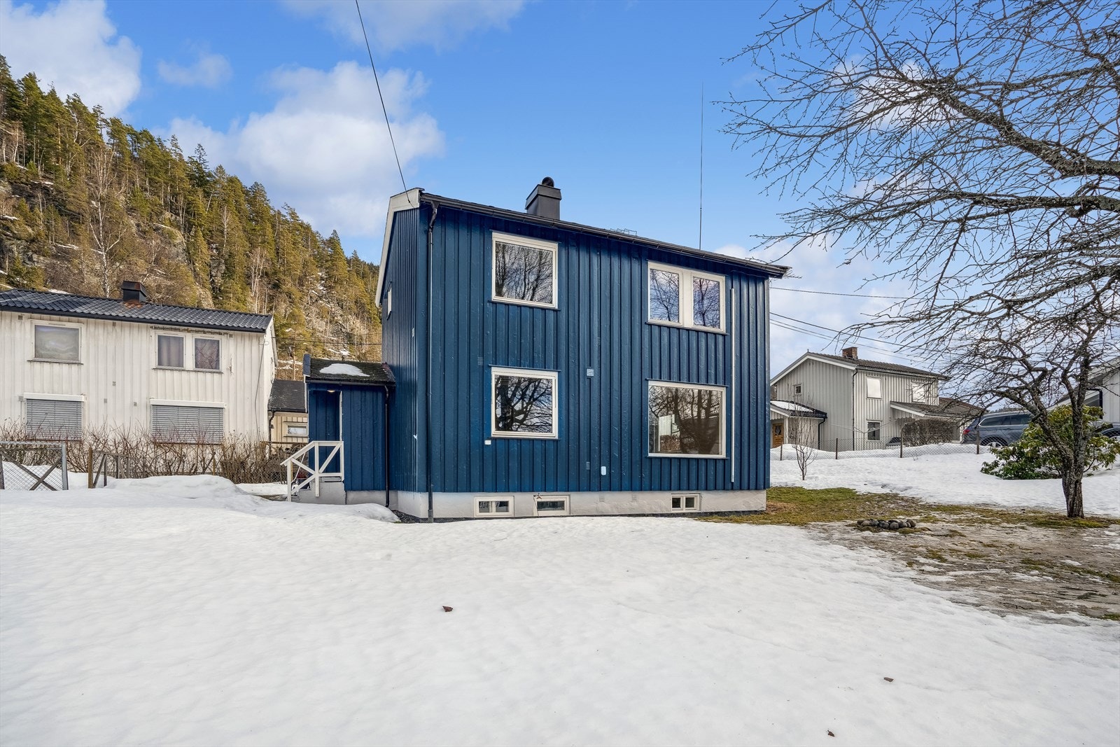 Lettstelt og inngjerdet tomt. Galleribilde