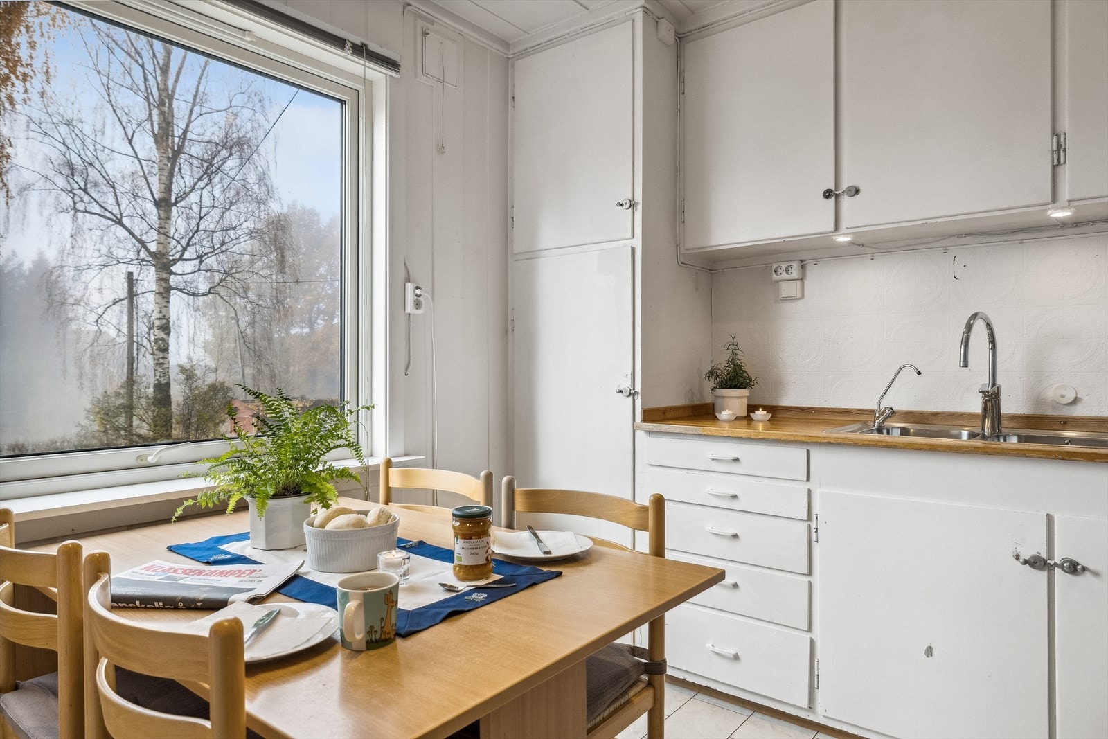 Kjøkkenet har plass til spisebord og godt med lagringsplass i skuffer og skap. Galleribilde