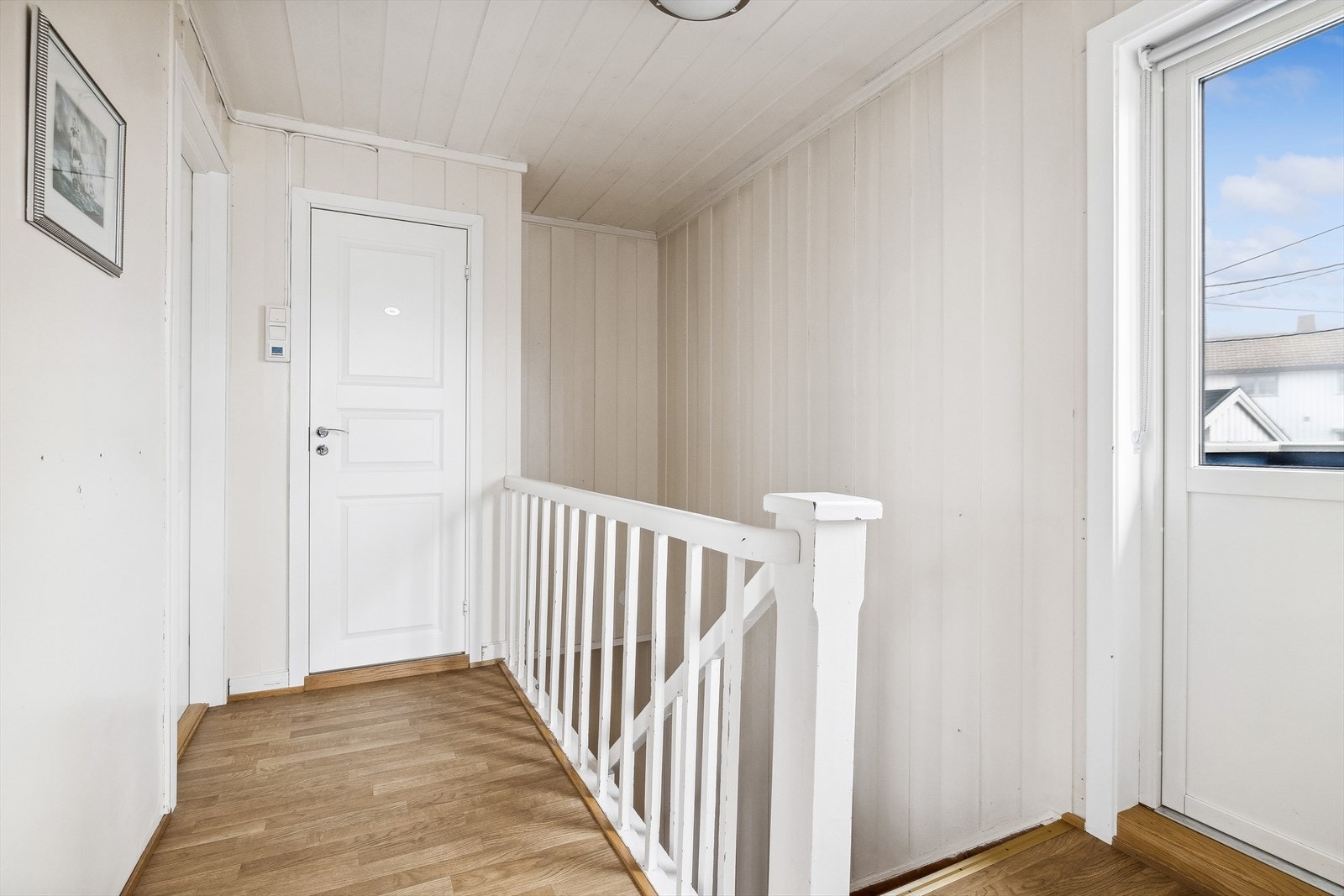 Lysmalt gang i 2. etasje med adkomst til balkong. Galleribilde