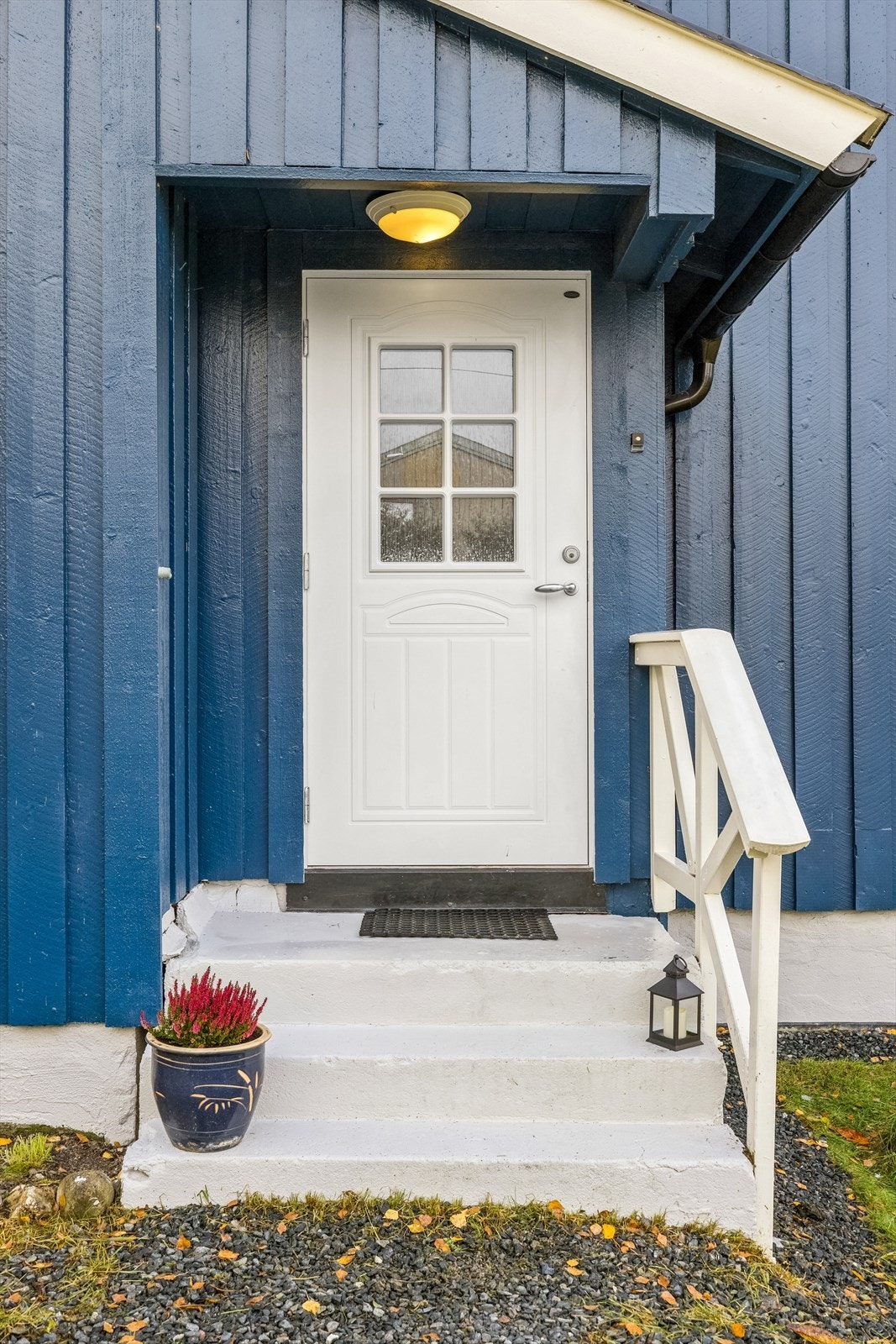 Hyggelig, overbygget inngangsparti. Galleribilde