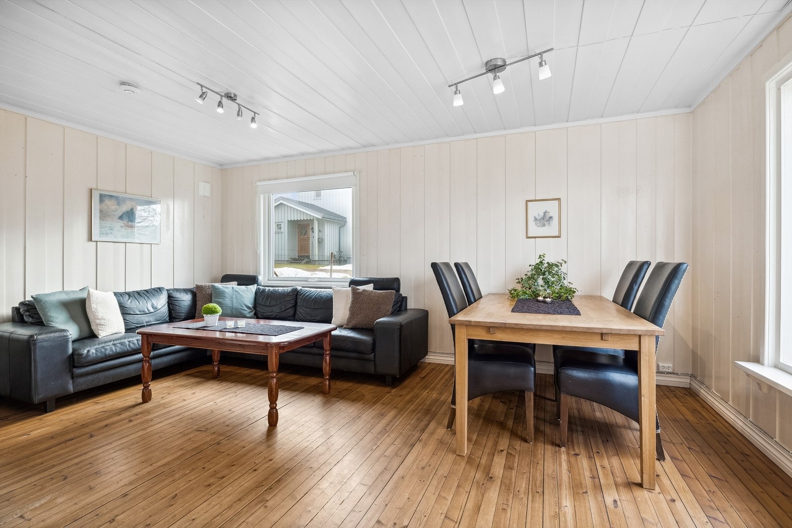 Her er det rom for å møblere med både sofagruppe og spisebord. Galleribilde