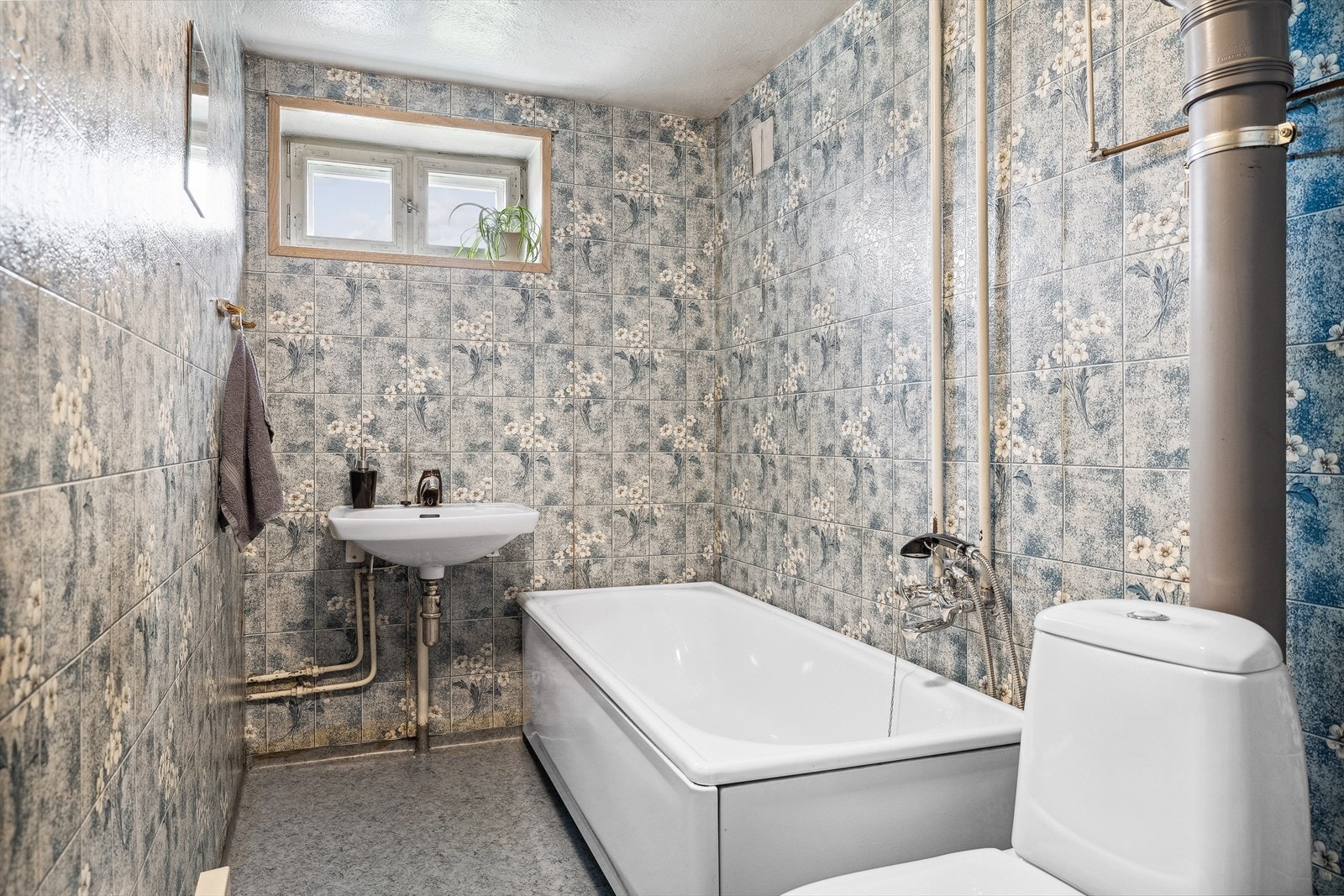 Badet i kjeller inneholder servant, badekar med dusj og gulvmontert toalett. Våtrommet må oppgraderes for å tilfredsstille dagens krav. Galleribilde