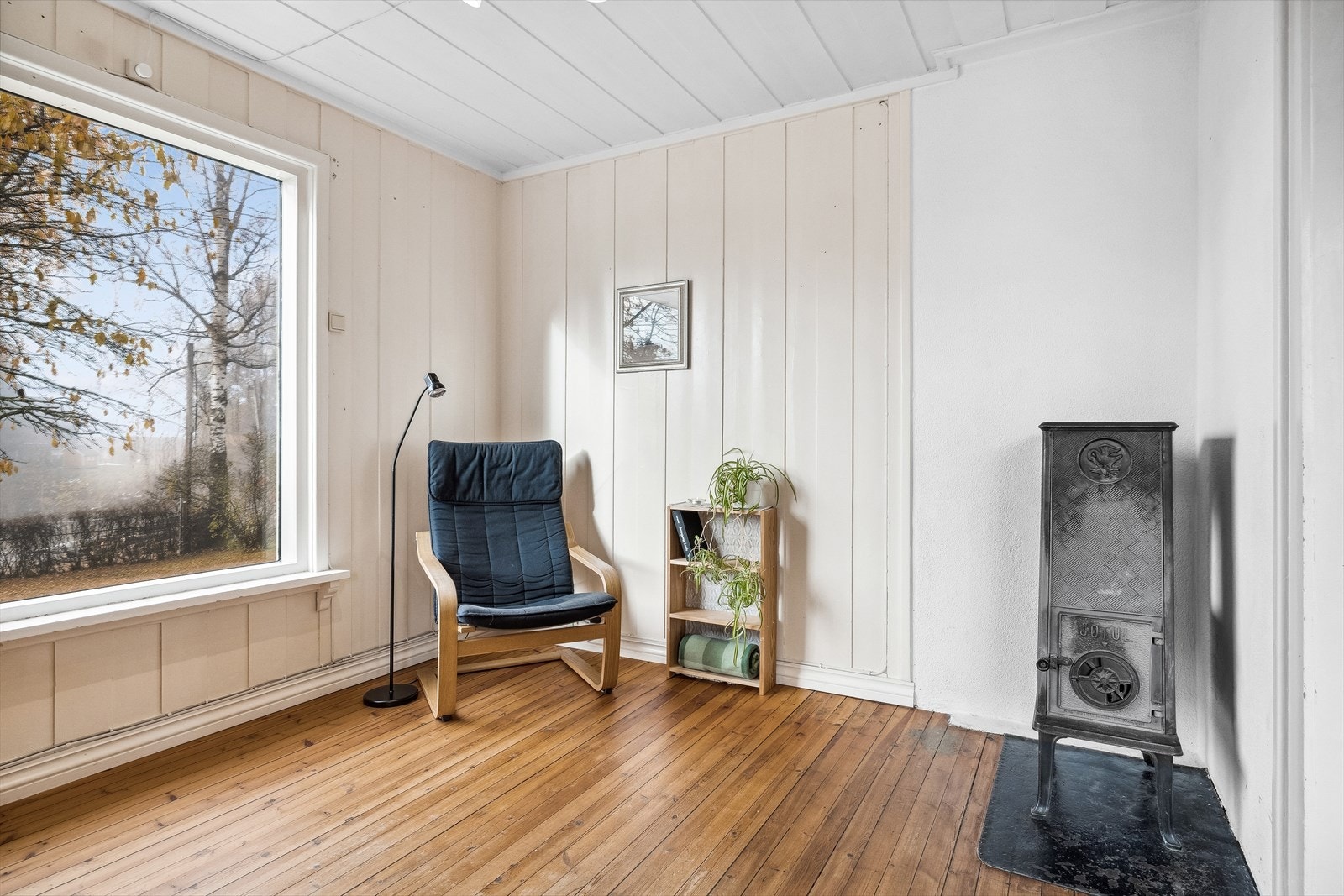 Stuen har gode vindusflater som gir rikelig med naturlig lysinnslipp, samt lun vedovn. Galleribilde