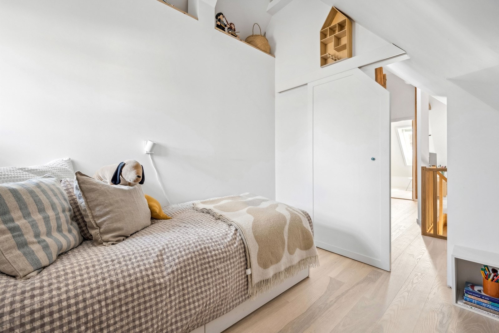 Praktisk skyvedør som ikke stjeler gulvareal ved åpning. Galleribilde