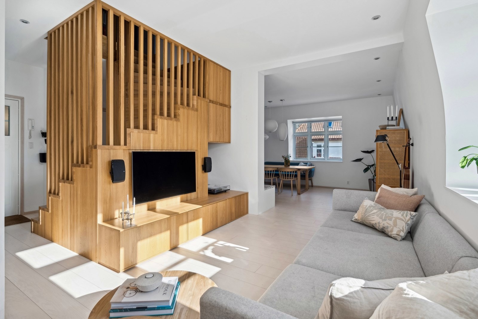 Smarte plassbygde løsninger ifm. stue/entré, i en rød tråd til boligens øvrige innredning. Galleribilde