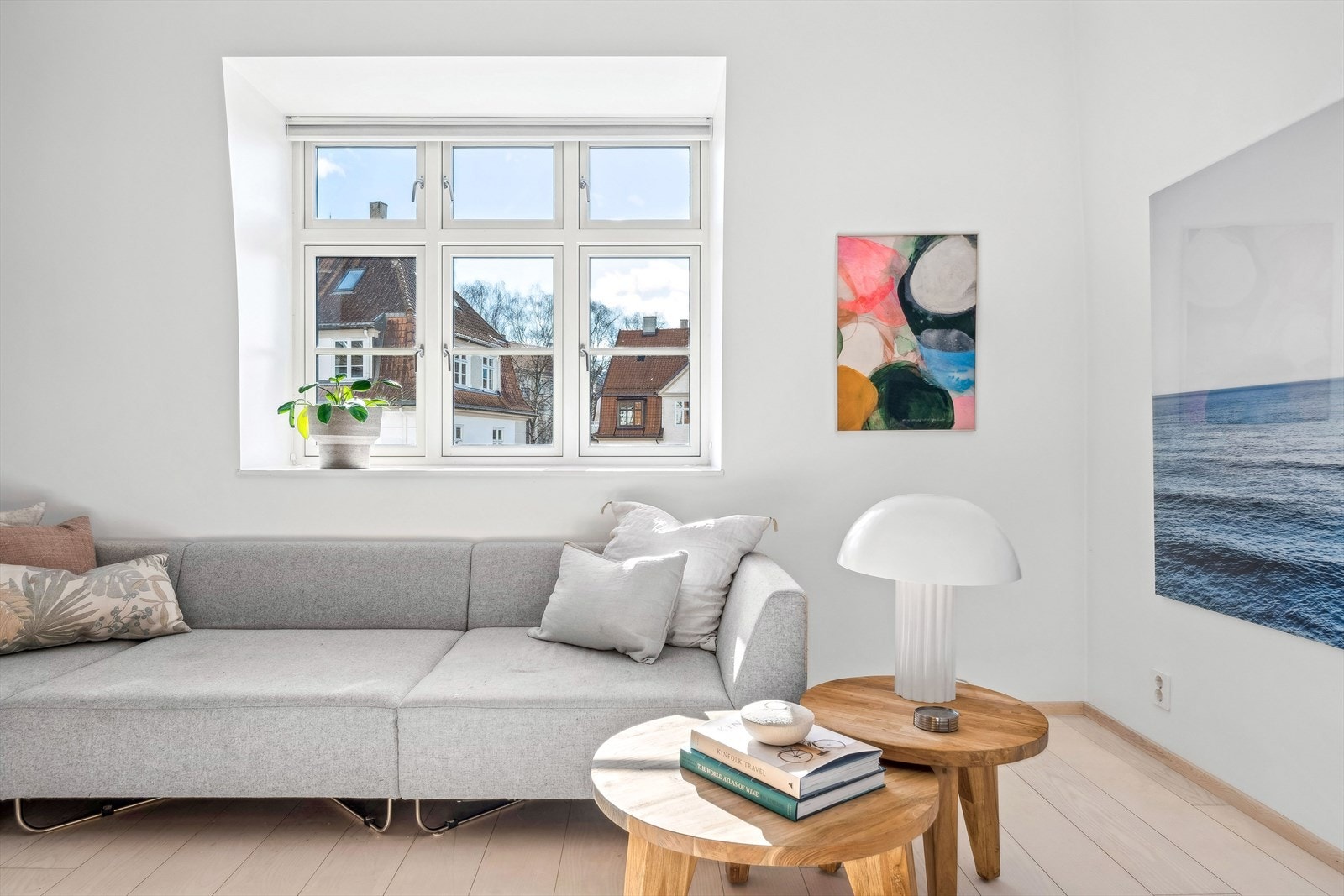 I 2017 ble det også etterisolert i ytterveggene samt lagt opp nytt, skjult elektrisk anlegg i tillegg til nye sikringer i sikringsskap. Galleribilde