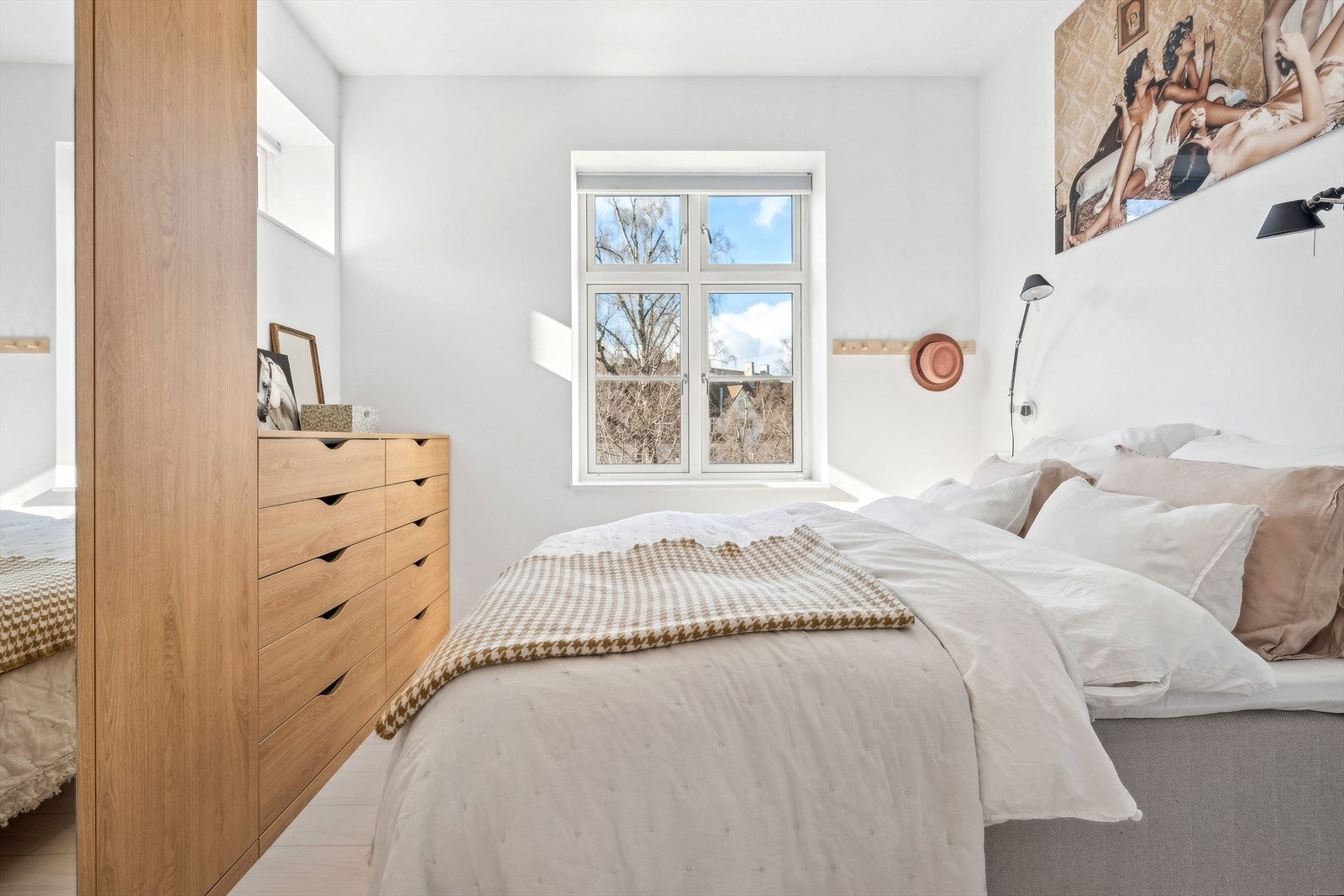 Hovedsoverom i 2. etasje. Klesoppbevaring i medfølgende innredning. Galleribilde