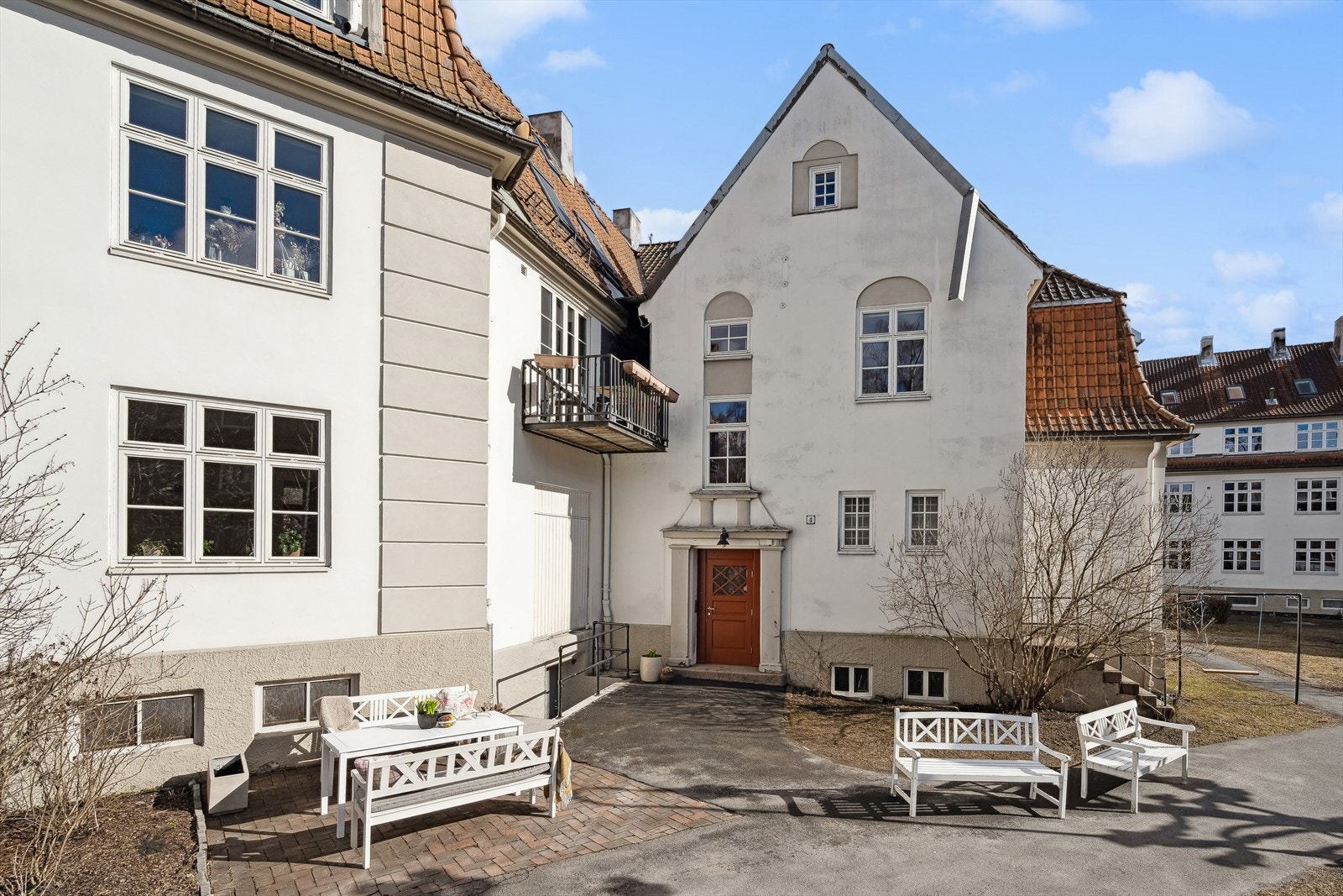 Fayes gt. 4 ligger i en skjermet del av borettslaget og deler oppgang kun med en annen andelseier. Galleribilde