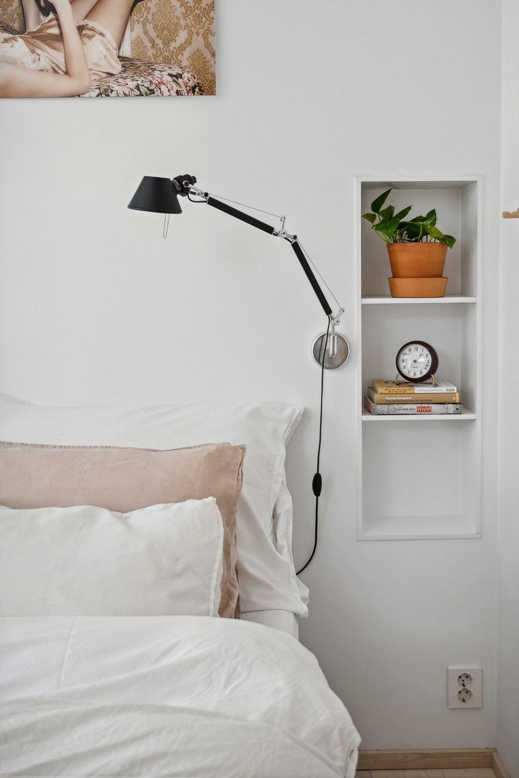 Plassbygde nisje med hyller funger som nattbord uten å ta gulvareal. Galleribilde