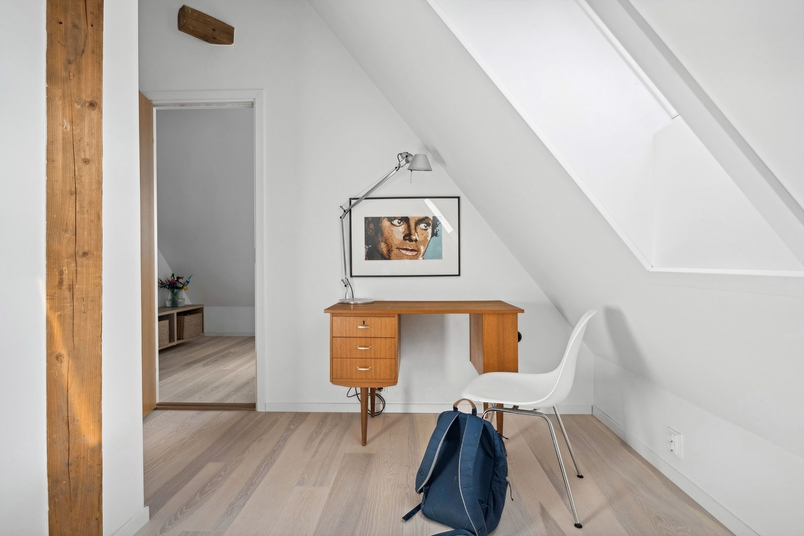 Fleksibel romløsning, i dag innredet med seng og arbeidspult. Galleribilde