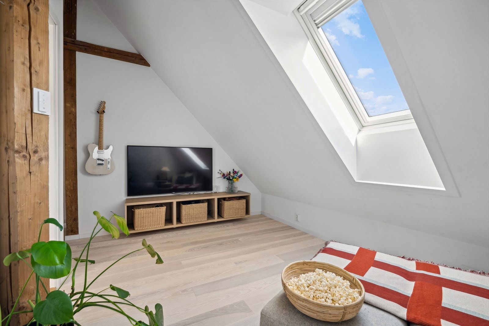 Loftsplanet gjør boligen meget familievennlig, der stuen gir en egen barne-/ungdomsavdeling. Dette rommet er opprinnelig godkjent som soverom. Galleribilde