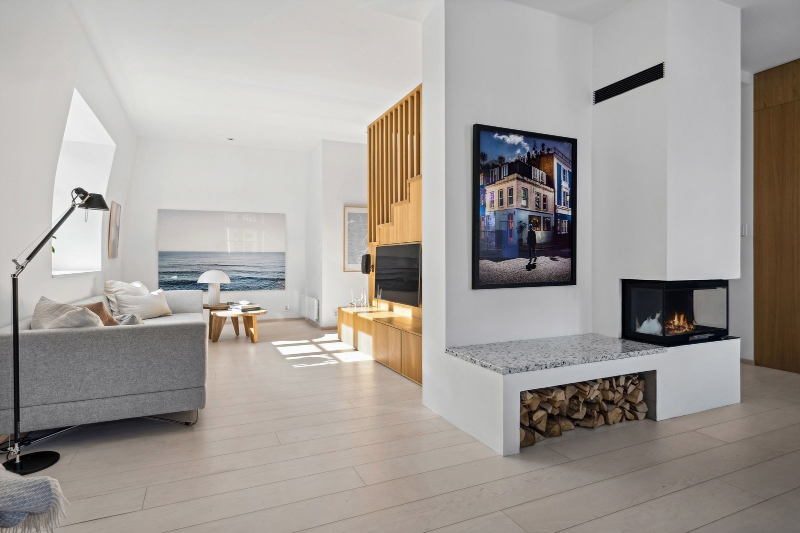 Ifm. renovering i 2017 ble stubbloftsleiren fjernet, gulv avrettet og det ble lagt 1-stavs eikeparkett. Galleribilde