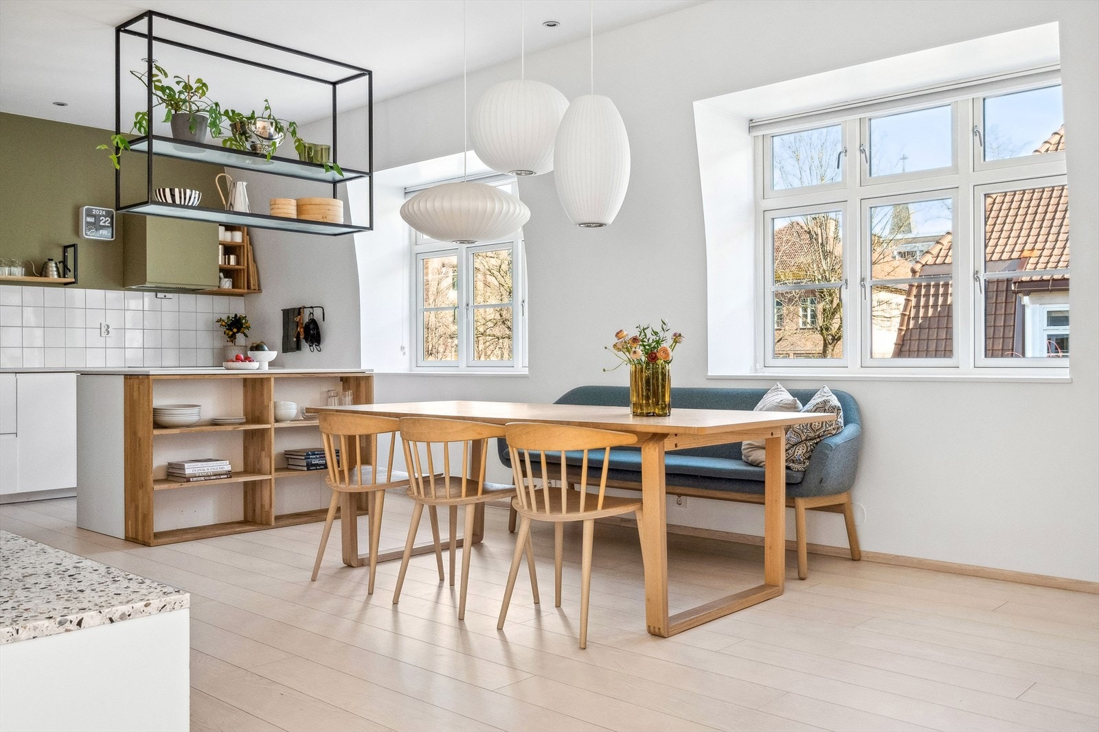 Rikelig med naturlig lysinnslipp fra flere himmelretninger. Galleribilde