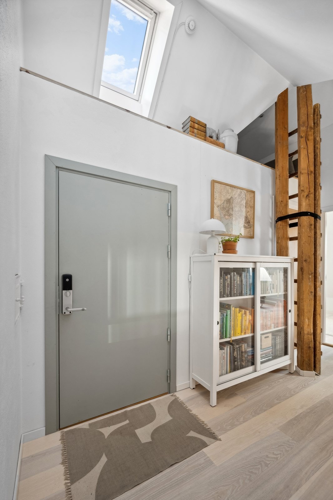 Eget inngangsparti til loftsplan med elektrisk lås. Lagringshems t.h. i bildet. Galleribilde