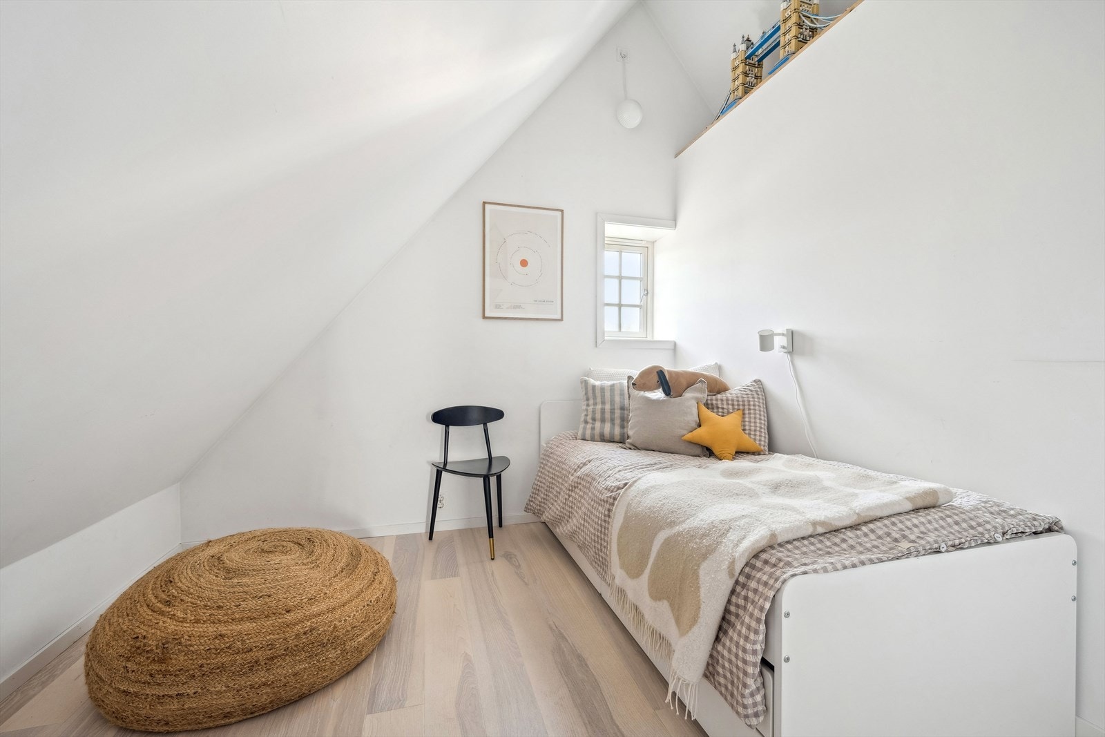 Soverom IIII. Rommet er opprinnelig godkjent som loftstue, men defineres ut i fra benyttelse. Galleribilde