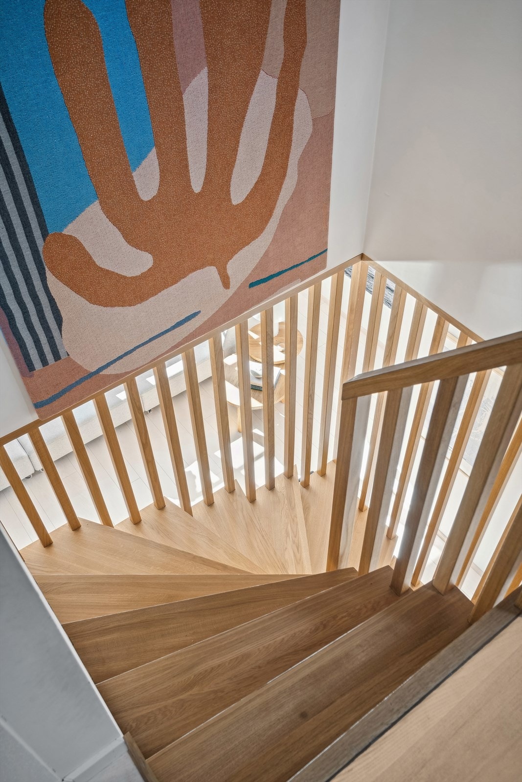 Trappeløp opp til boligens loftsplan. Loftet er innredet med loftstue, tre soverom, bad, gang, samt lagringsloft. Dører til to av soverommene er lydisolert. Galleribilde