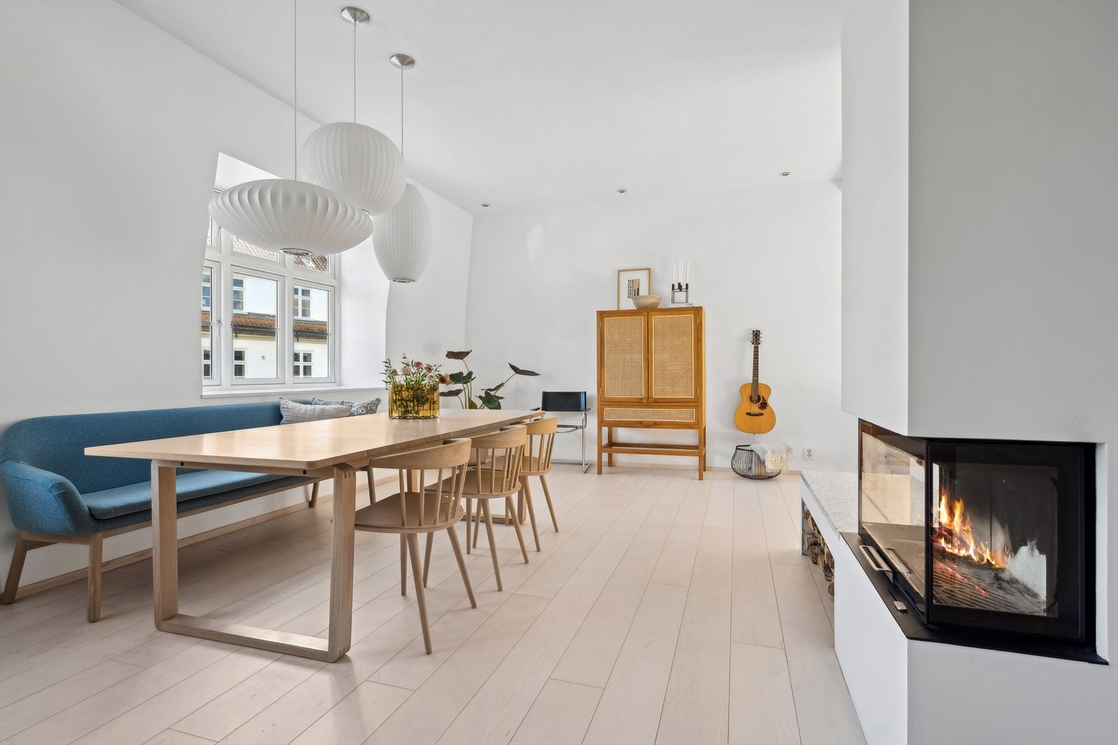 Boligen har elektrisk oppvarming, samt ildsted for de kjøligere dagene. Galleribilde