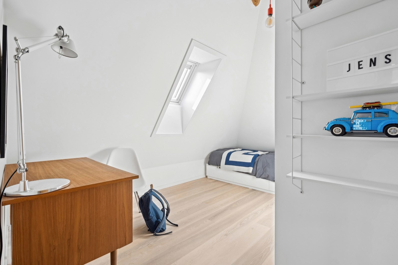 Soverom III. Rommet er opprinnelig godkjent som loftstue, men defineres ut i fra benyttelse. Galleribilde