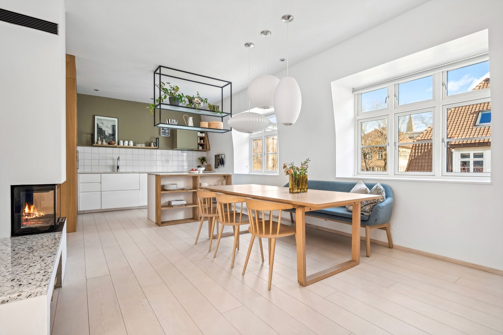 Ina Sartz v/DnB Eiendom avd. Ullevål ønsker velkommen til Fayes gate 4 - en stor og meget tiltalende 4-roms hjørneleilighet over to plan i 2. etasje og loft i en klassisk, vakker bygård i Lindern Hageby. Galleribilde