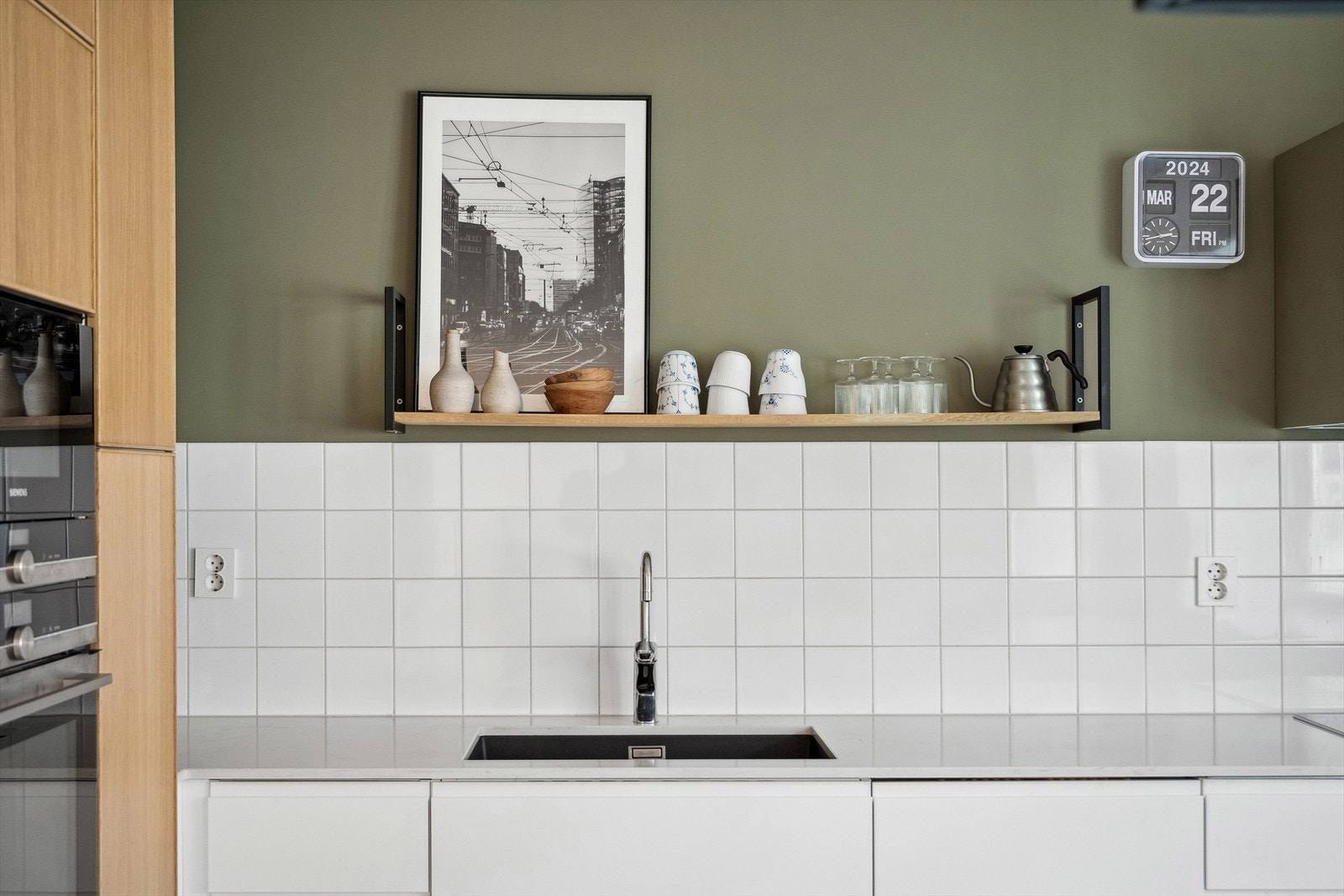 IKEA innredning i glatte overflater og benkeplate i stein med underlimt kum. Induksjonstopp, stekeovn, oppvaskmaskin, mikrobølgeovn og kjøleskap er integrert i innredningen. Galleribilde