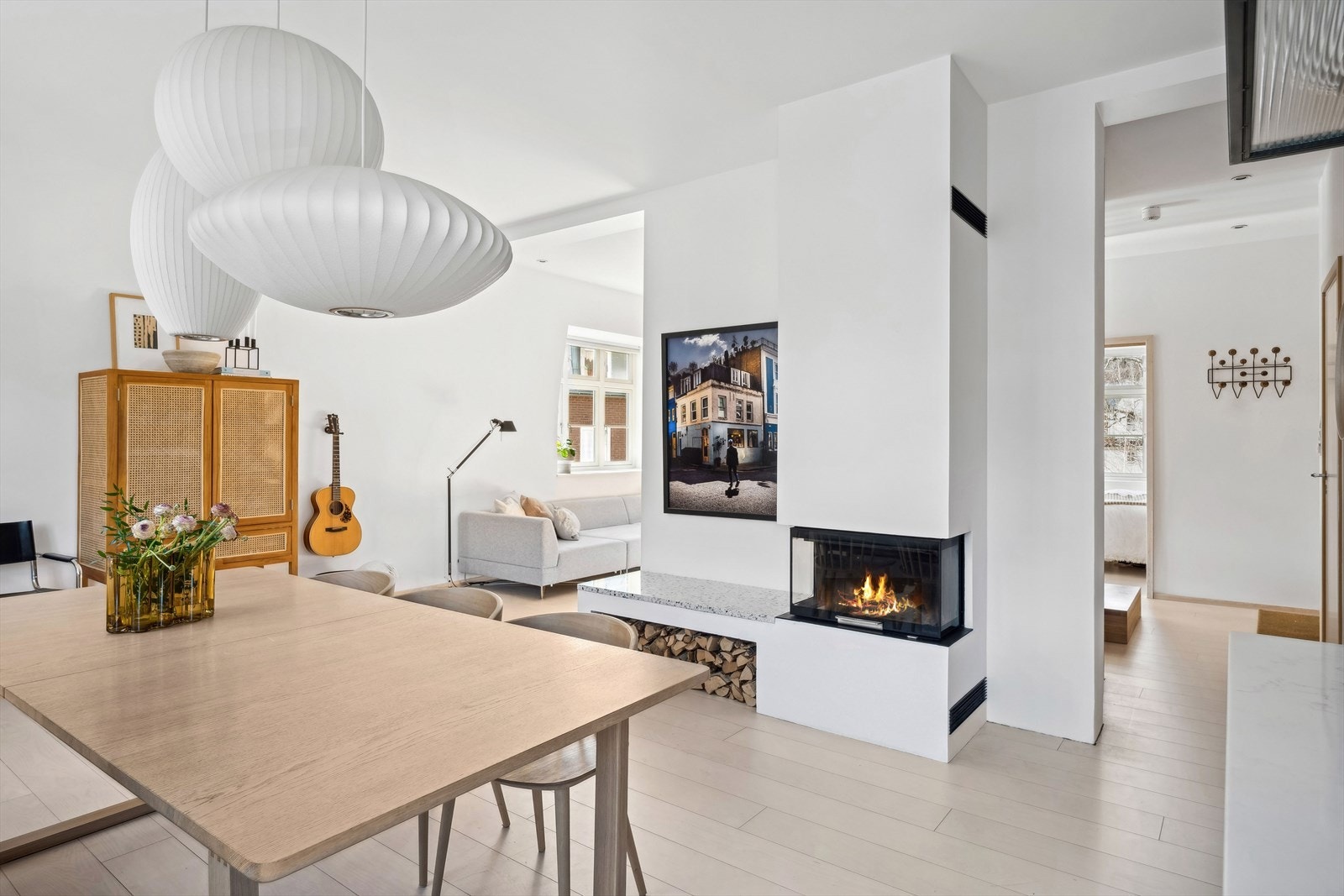 Hovedplanet i 2. etasje består av stue/kjøkken, bad, soverom og entré. Galleribilde