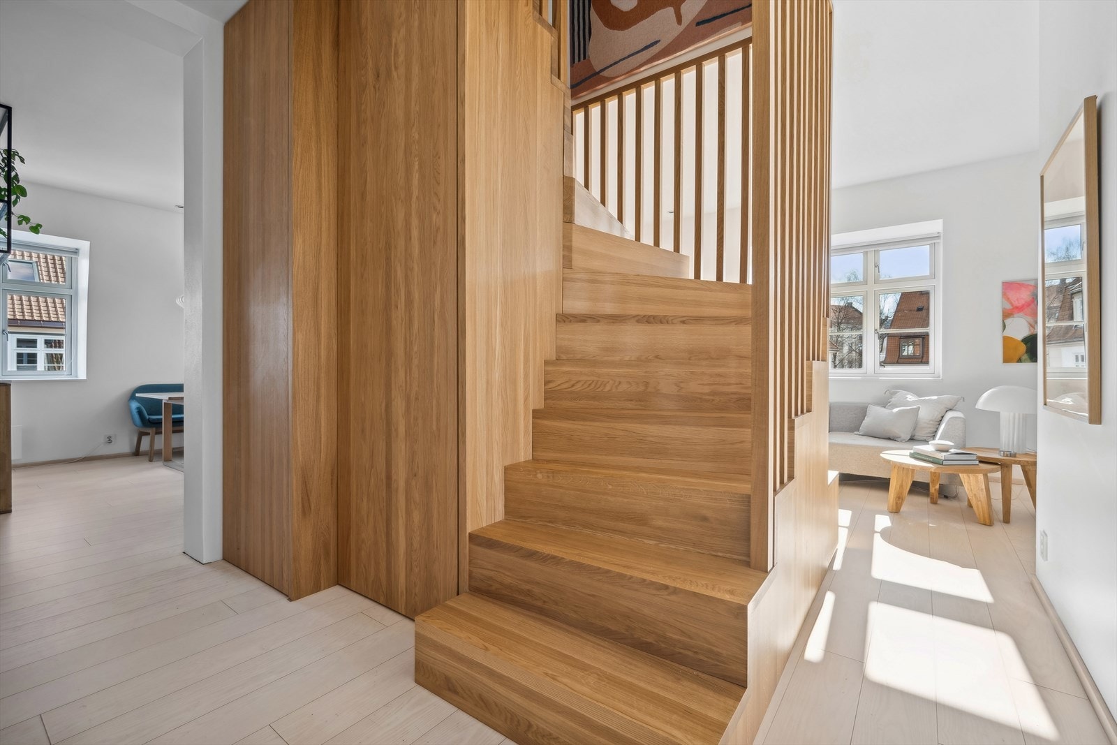 Entré på hovedplan med diskret skapløsning t.v. Det ble i 2020 etablert lysåpning i gulvkonstruksjon til trappen opp til loftet. Galleribilde