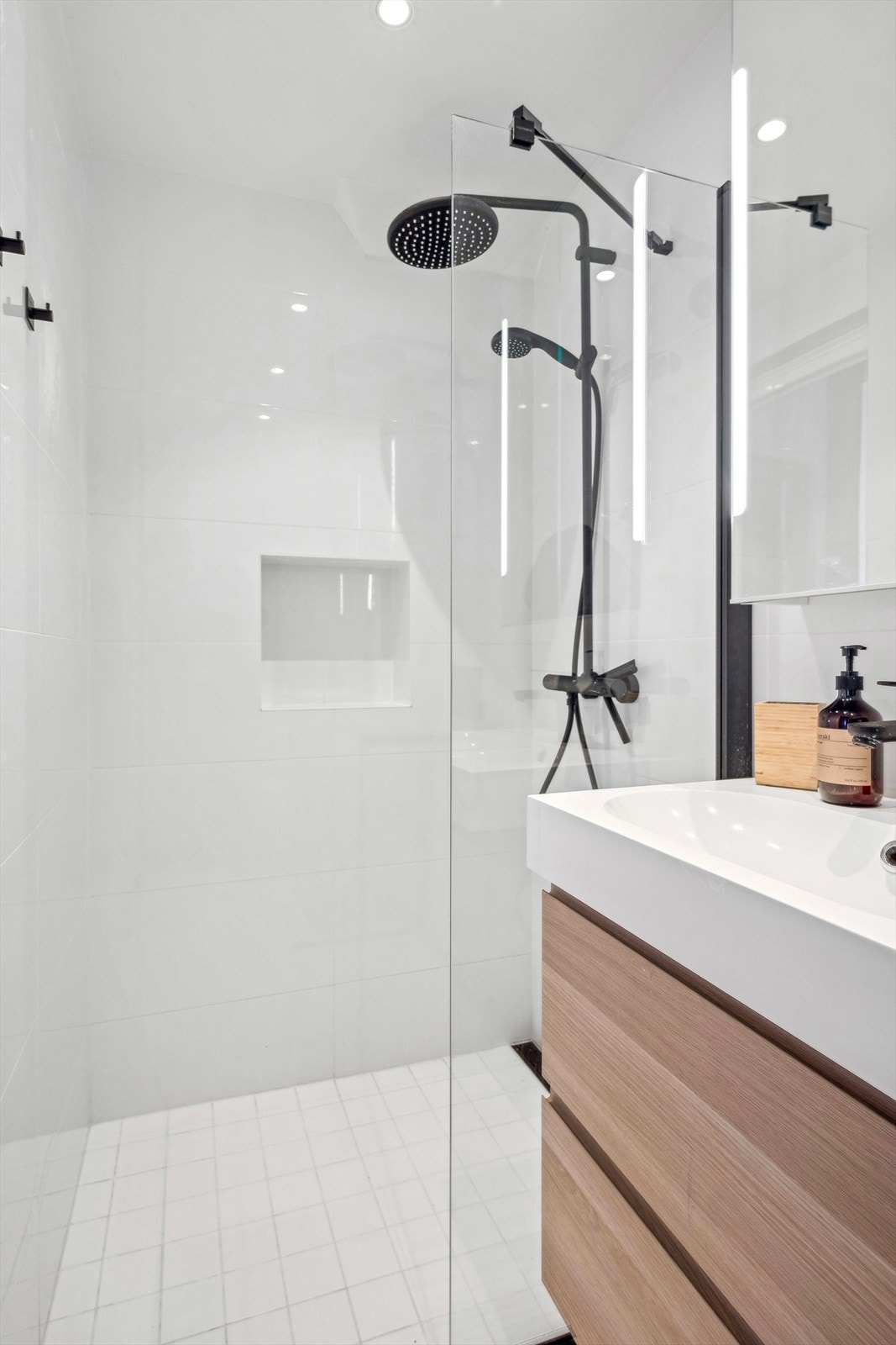 Baderom II, loftsplan: Lekkert baderom etablert i 2022/2023. Galleribilde